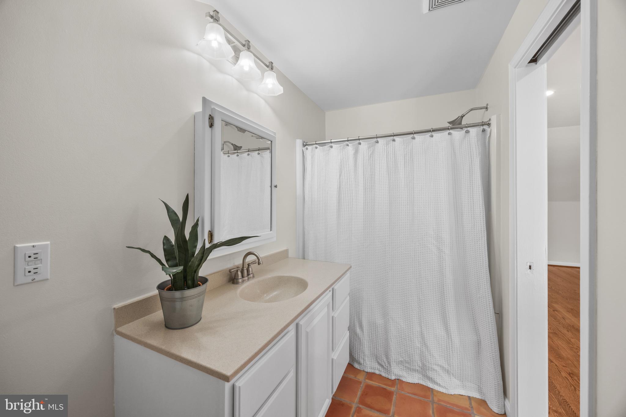 1701 River Road Annapolis, MD 21409 - Photo 21 of 35 Ensuite bath