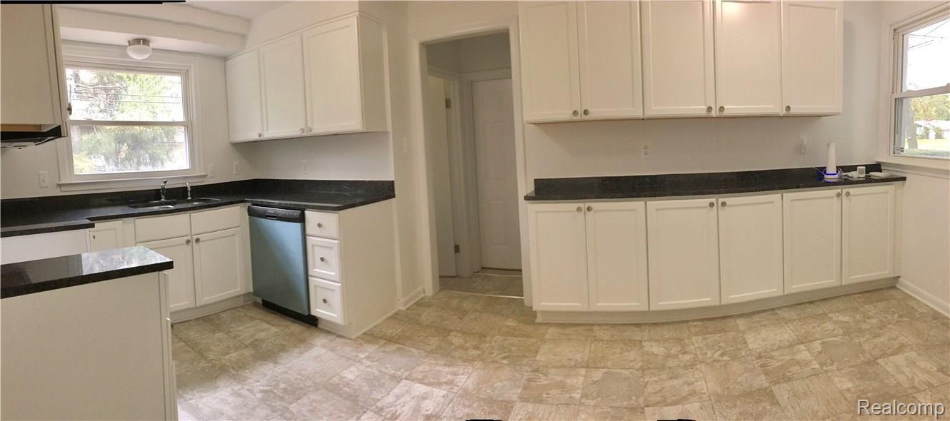 29800 Chelmsford Road Southfield, MI 48076 - Photo 4 of 13 IMG_5918.JPG