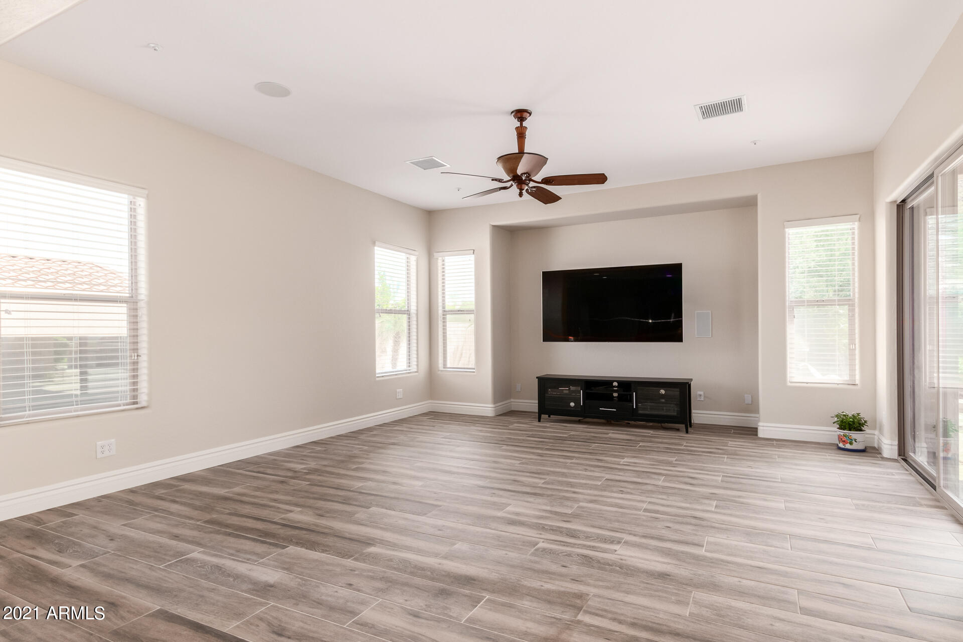 8665 West Rowel Road Peoria, AZ 85383 - Photo 11 of 55 0011-11 Rowel 8665