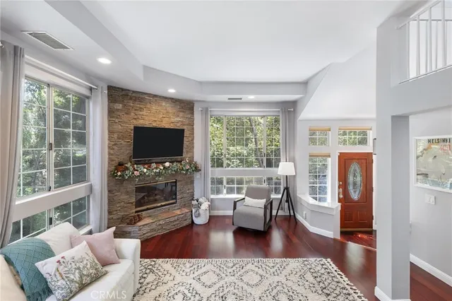 $819,000 | 23163 Mulholland Drive, Unit 6, Woodland Hills, CA 91364