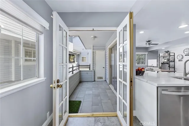 $819,000 | 23163 Mulholland Drive, Unit 6, Woodland Hills, CA 91364