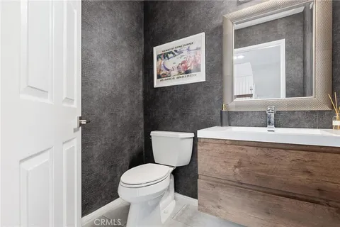 $819,000 | 23163 Mulholland Drive, Unit 6, Woodland Hills, CA 91364