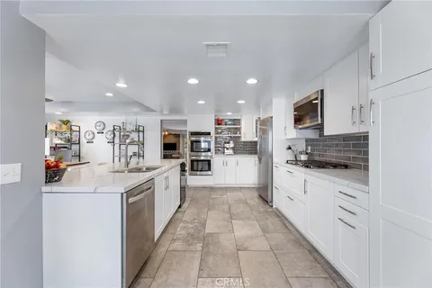 $819,000 | 23163 Mulholland Drive, Unit 6, Woodland Hills, CA 91364