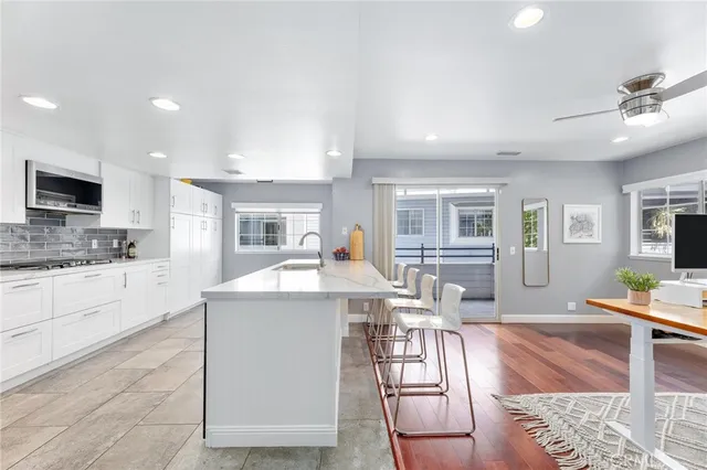 $819,000 | 23163 Mulholland Drive, Unit 6, Woodland Hills, CA 91364