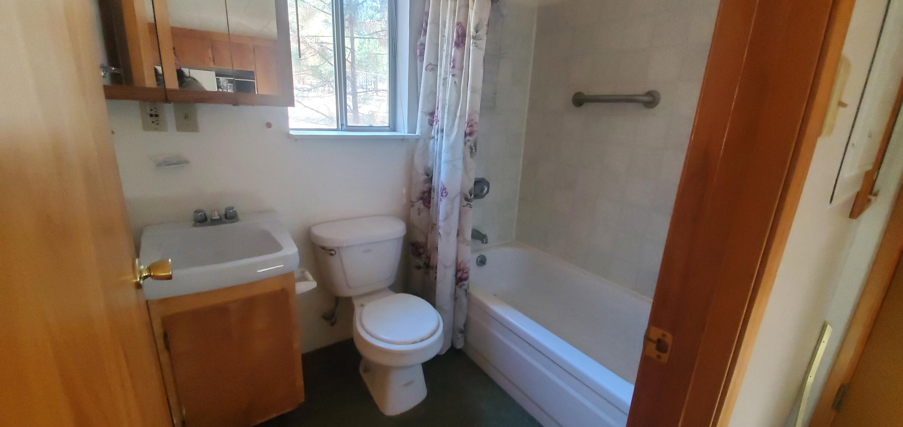 9221 Old Fort Road Klamath Falls, OR 97601 - Photo 22 of 23 Guest house bathroom