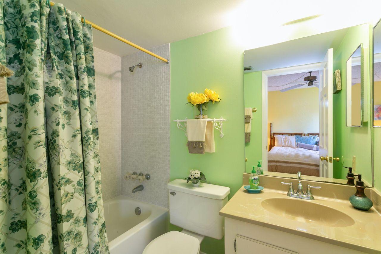 1605 Us Highway, Unit 201V5 Jupiter, FL 33477 - Photo 21 of 28 Master Bath