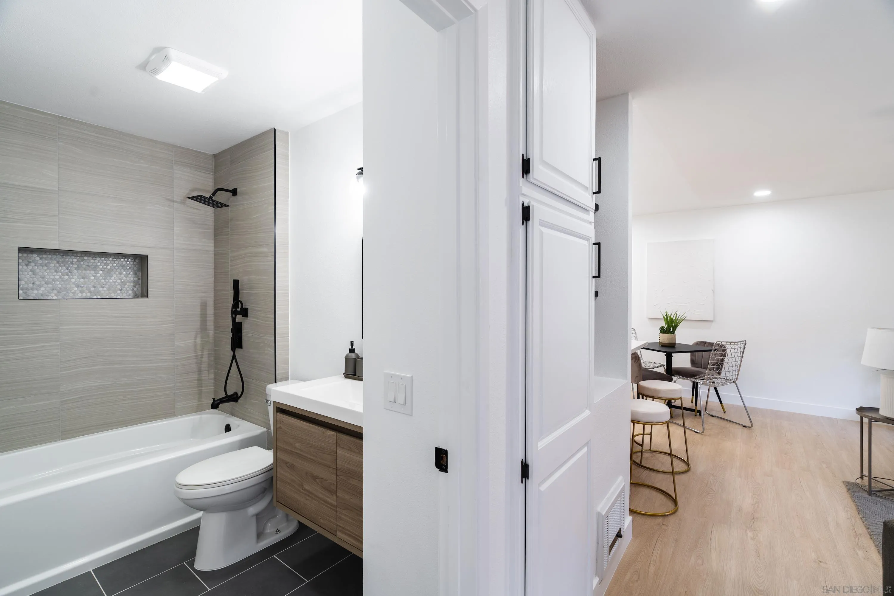 6376 Rancho Mission Road, Unit 402 San Diego, CA 92108 - Photo 15 of 27 a bathroom with a toilet a sink and a bathtub
