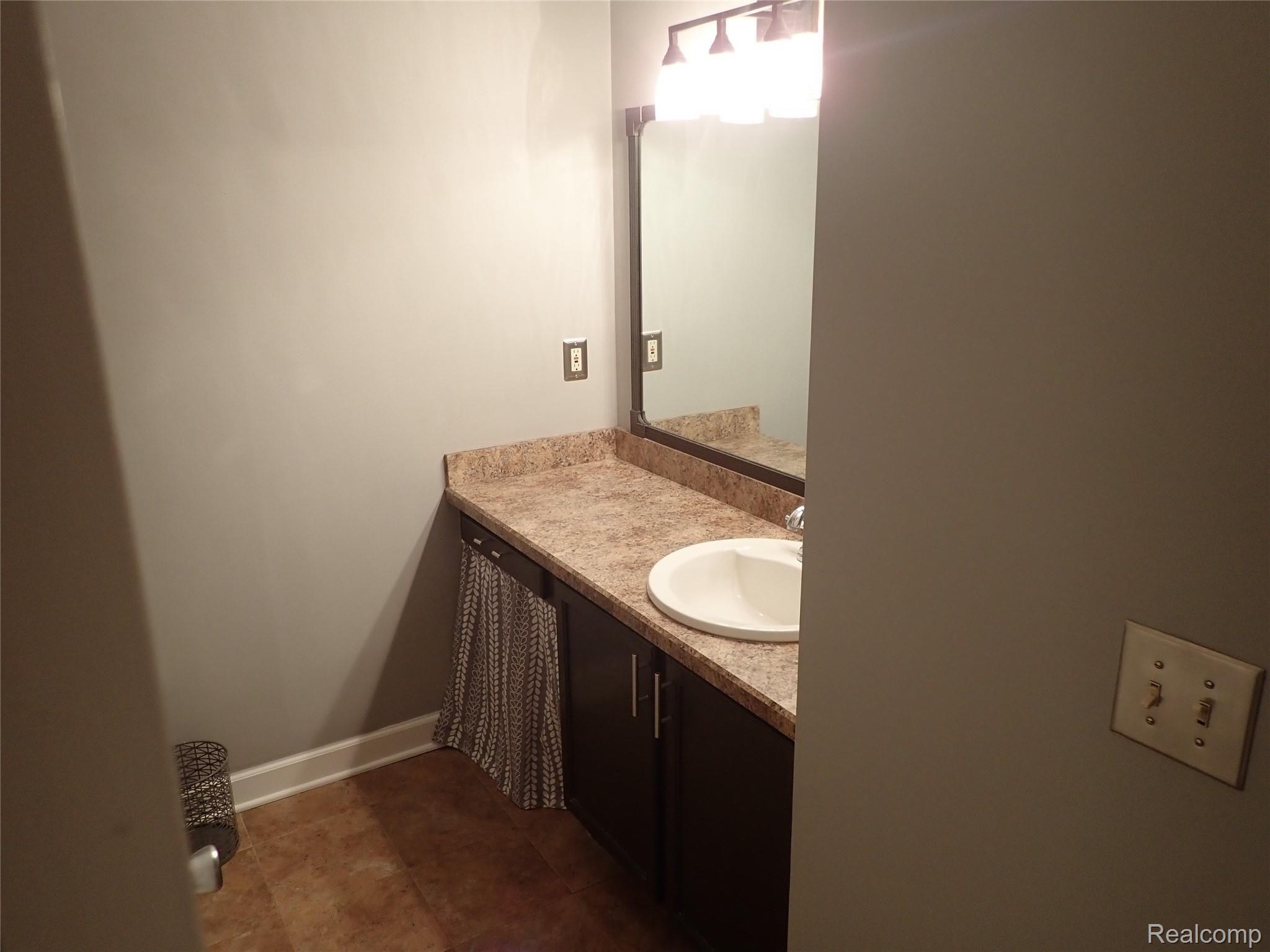 50 Pine Tree Ridge, Unit 4 Waterford, MI 48327 - Photo 16 of 25 Big bathroom
