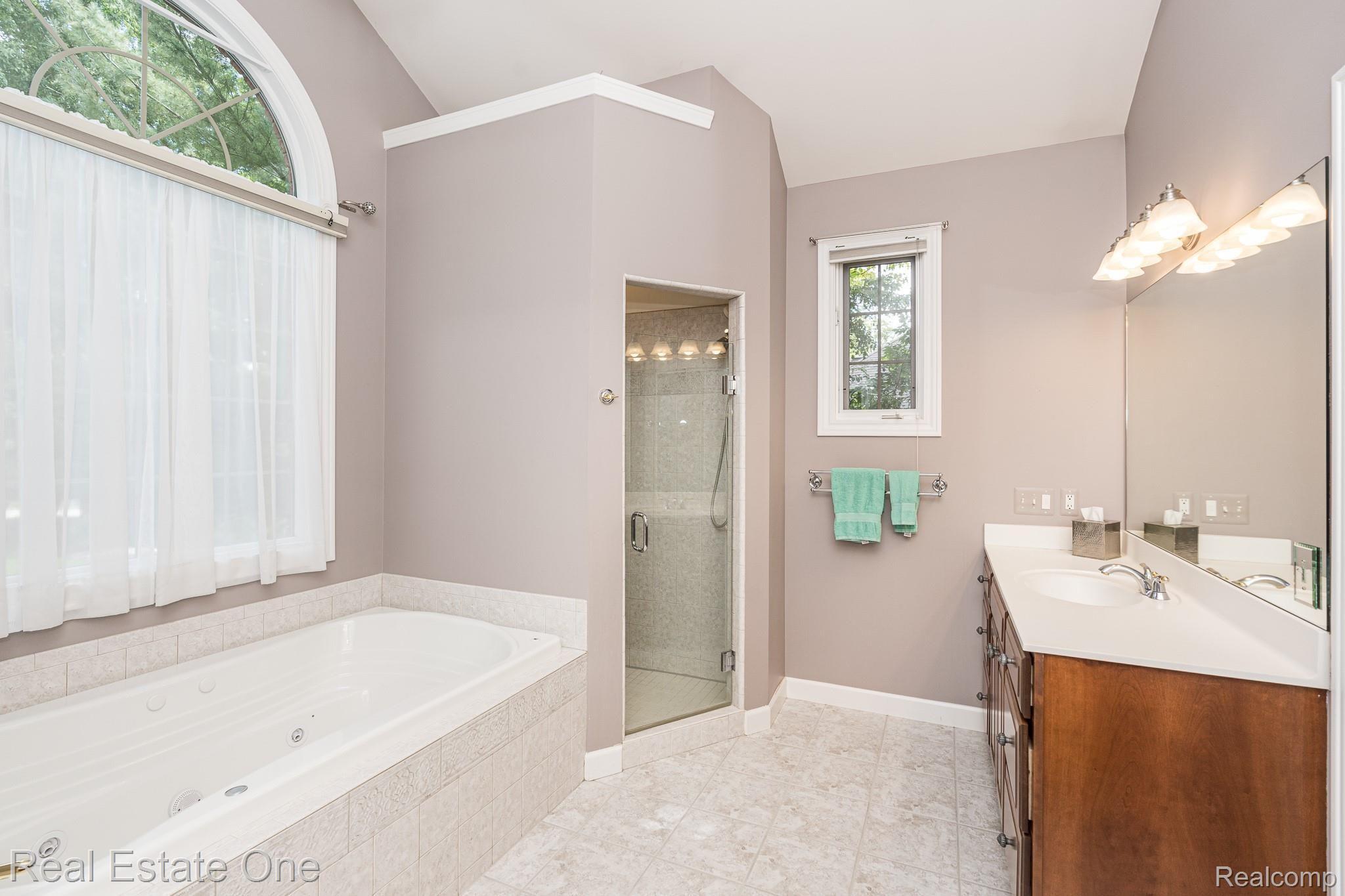 385 Rochdale Drive North Rochester, MI 48309 - Photo 21 of 42 Primary bath
