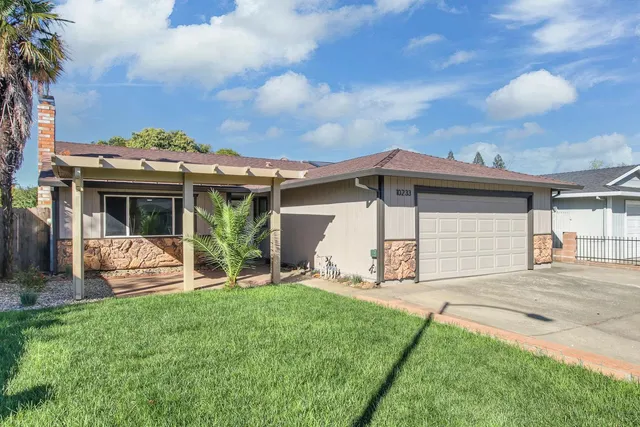 a view of a house with a yard and front view of a house