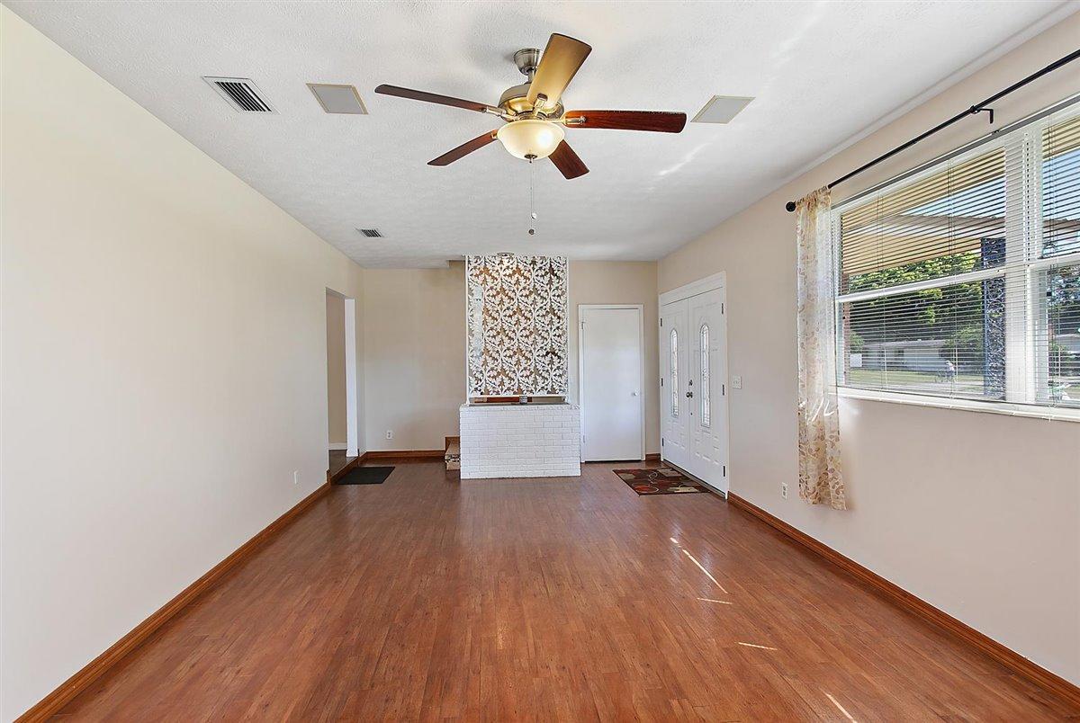 1550 Starwan Road East Jacksonville, FL 32211 - Photo 4 of 22 04-Living Room