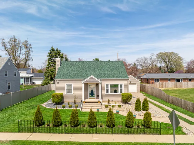 $328,000 | 2110 East Oakland Avenue, Bloomington, IL 61701