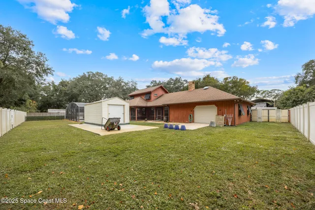 a view of a house with backyard and porch