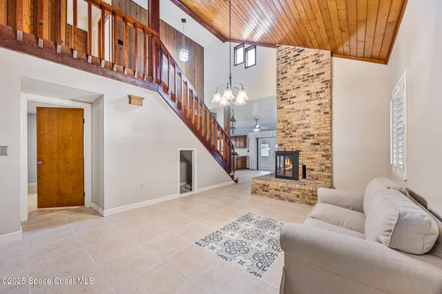 a view of livingroom with furniture