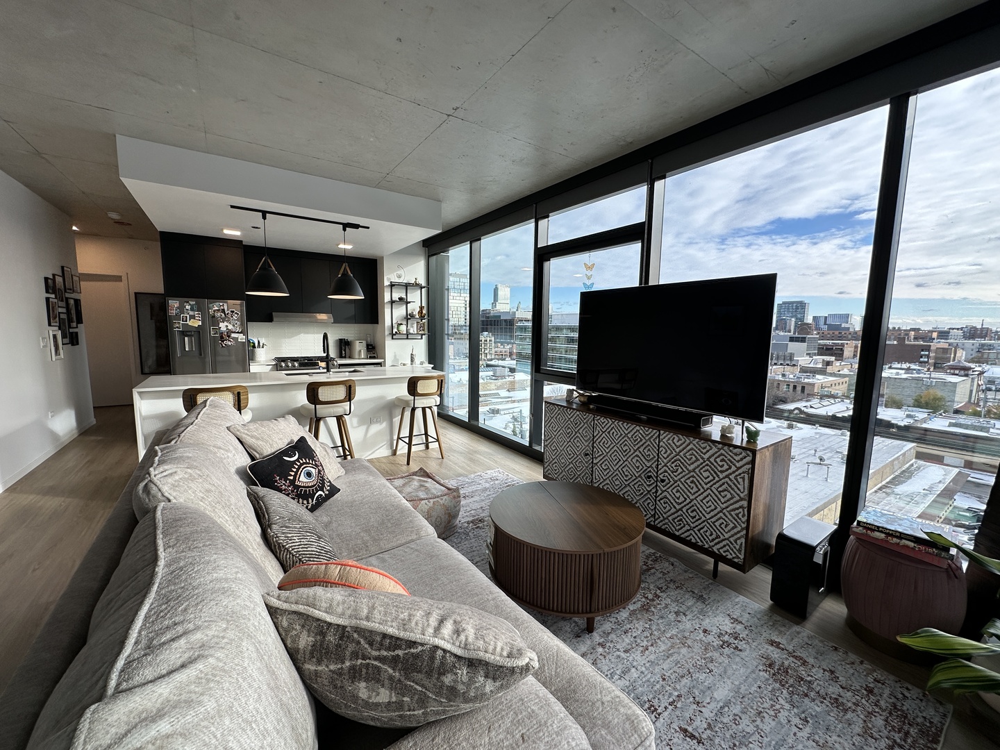 225 North Elizabeth Street, Unit 709 Chicago, IL 60607 - Photo 2 of 31 a living room with furniture and a flat screen tv