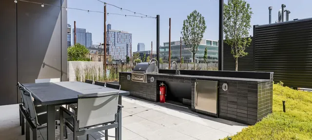 $4,000 | 225 North Elizabeth Street, Unit 709, Chicago, IL 60607