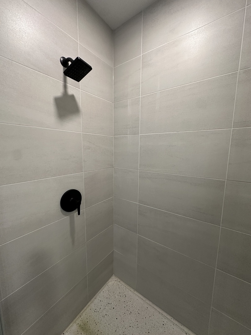 225 North Elizabeth Street, Unit 709 Chicago, IL 60607 - Photo 10 of 31 a bathroom with a shower