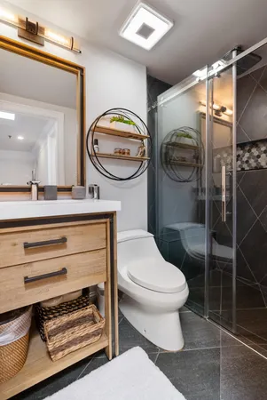 $3,400 | 377 King Street, Unit 203, Charleston, SC 29401
