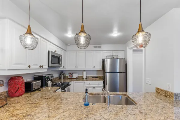 $3,400 | 377 King Street, Unit 203, Charleston, SC 29401