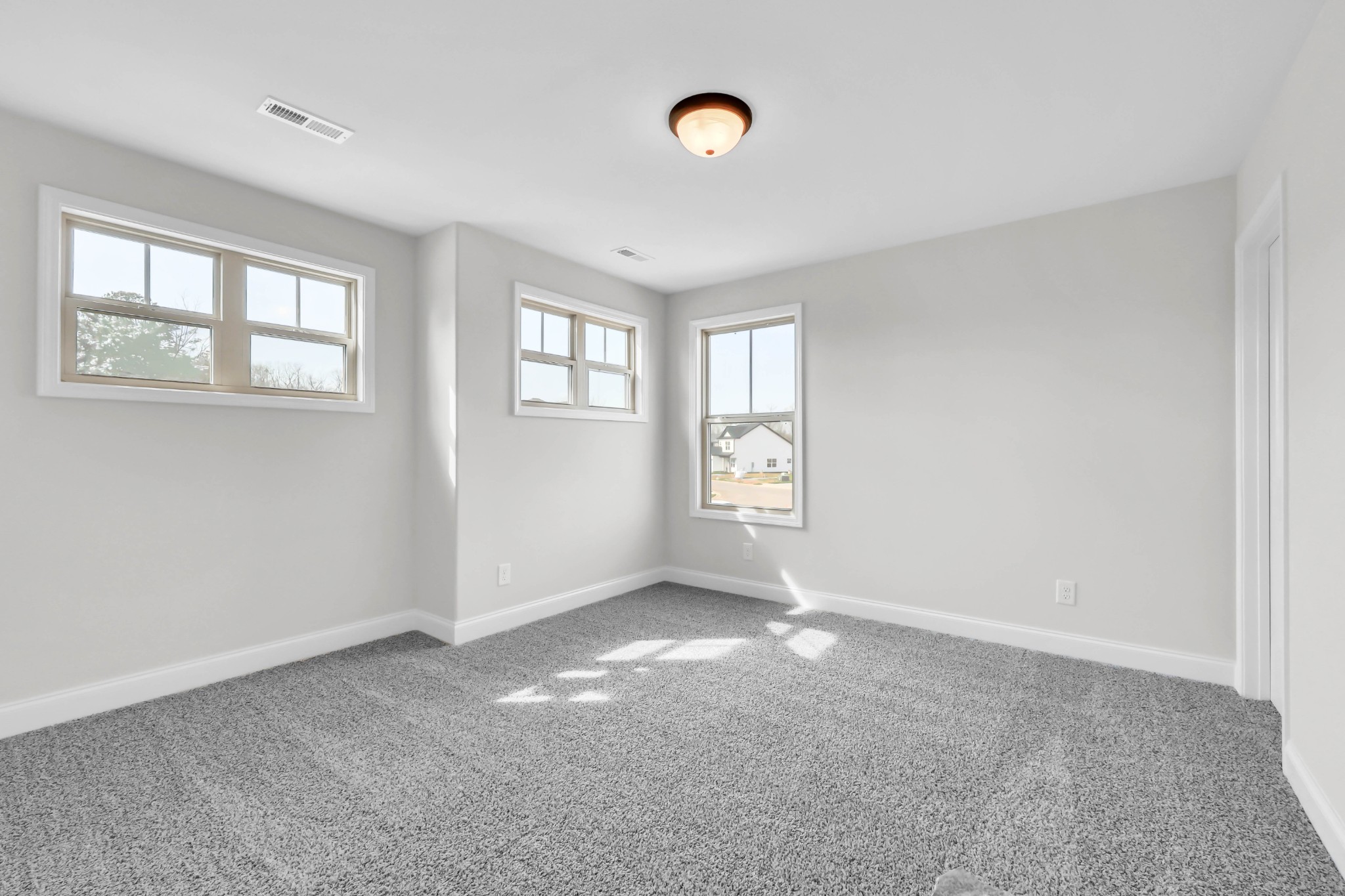 195 Quarry View Clarksville, TN 37043 - Photo 22 of 33 an empty room with windows and closet