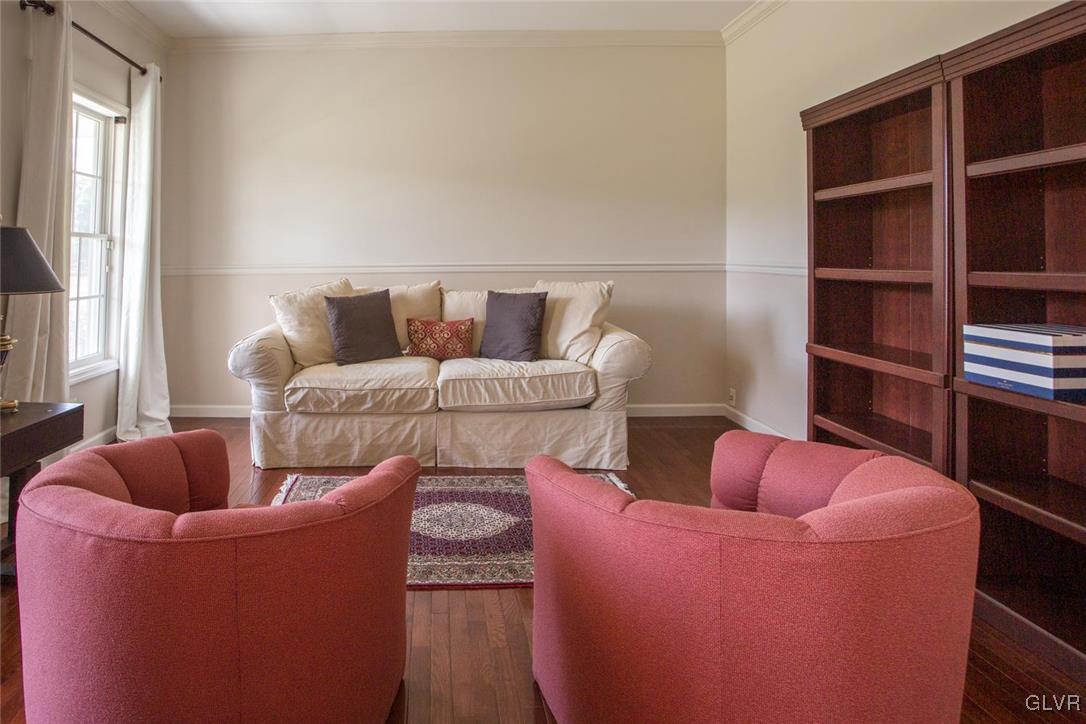 5545 Bridle Road Stroudsburg, PA 18360 - Photo 13 of 36 a living room with furniture