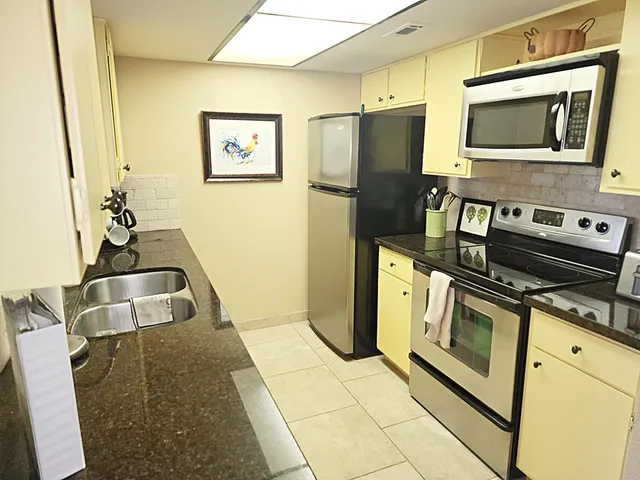 a building view with outdoor space