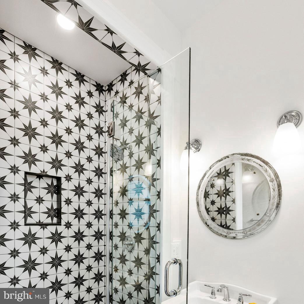558 Gay Street Washington, VA 22747 - Photo 10 of 52 Main Level Bathroom