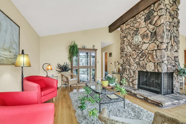$750,000 | 180 Crescent Knoll, Green Oaks, IL 60048