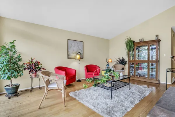 $750,000 | 180 Crescent Knoll, Green Oaks, IL 60048