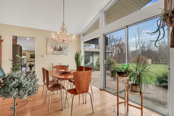 $750,000 | 180 Crescent Knoll, Green Oaks, IL 60048