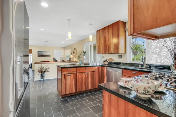 $750,000 | 180 Crescent Knoll, Green Oaks, IL 60048