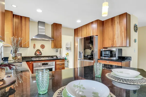 $750,000 | 180 Crescent Knoll, Green Oaks, IL 60048