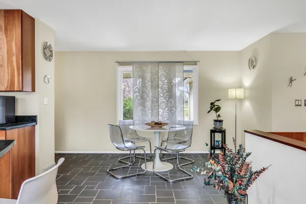 $750,000 | 180 Crescent Knoll, Green Oaks, IL 60048