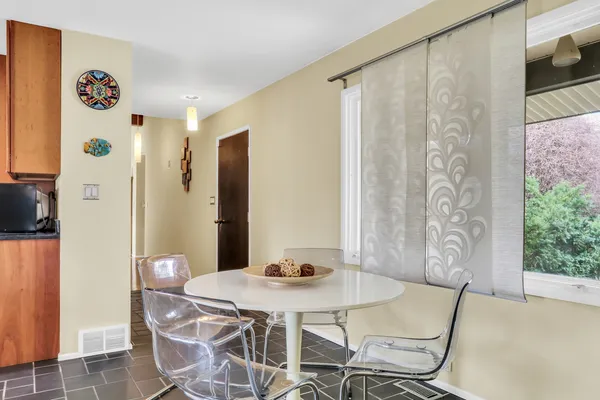 $750,000 | 180 Crescent Knoll, Green Oaks, IL 60048
