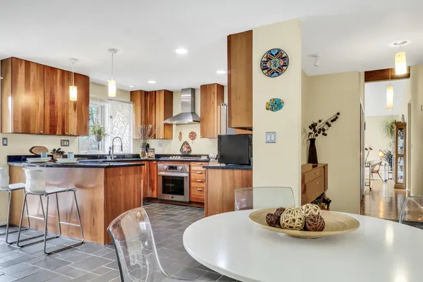 $750,000 | 180 Crescent Knoll, Green Oaks, IL 60048