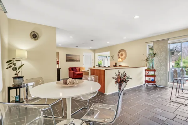 $750,000 | 180 Crescent Knoll, Green Oaks, IL 60048