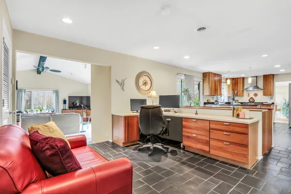$750,000 | 180 Crescent Knoll, Green Oaks, IL 60048
