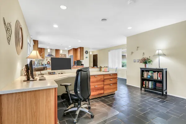 $750,000 | 180 Crescent Knoll, Green Oaks, IL 60048