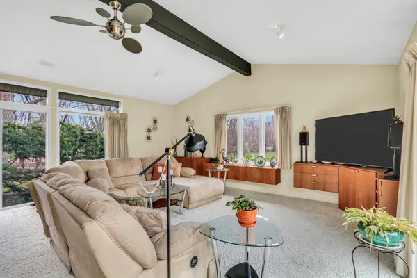 $750,000 | 180 Crescent Knoll, Green Oaks, IL 60048