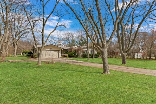 $750,000 | 180 Crescent Knoll, Green Oaks, IL 60048