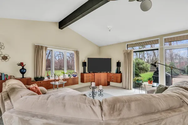 $750,000 | 180 Crescent Knoll, Green Oaks, IL 60048