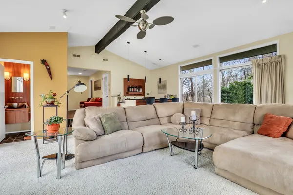 $750,000 | 180 Crescent Knoll, Green Oaks, IL 60048