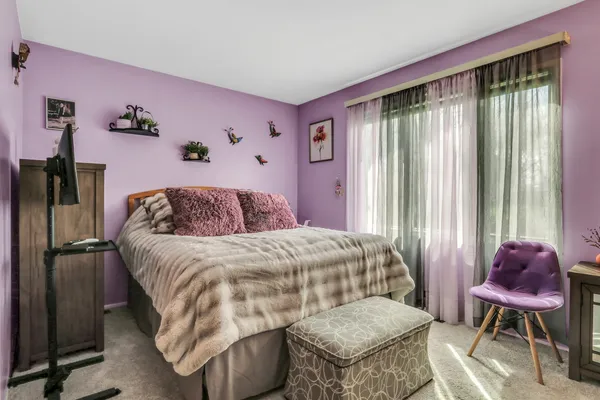 $750,000 | 180 Crescent Knoll, Green Oaks, IL 60048