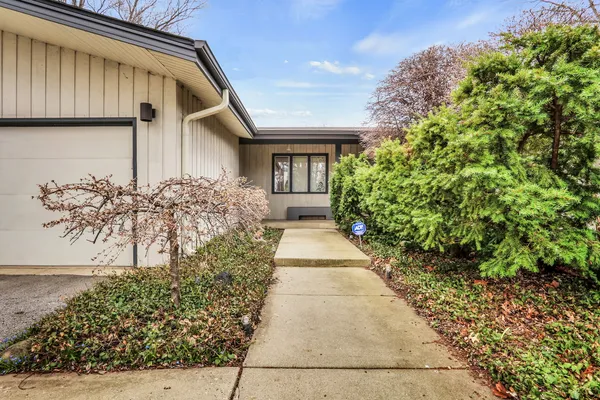 $750,000 | 180 Crescent Knoll, Green Oaks, IL 60048