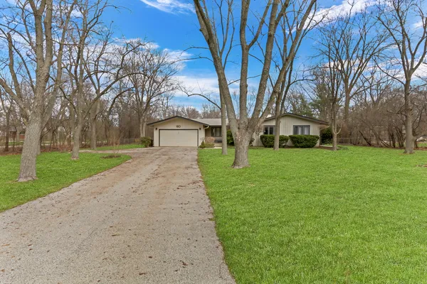 $750,000 | 180 Crescent Knoll, Green Oaks, IL 60048