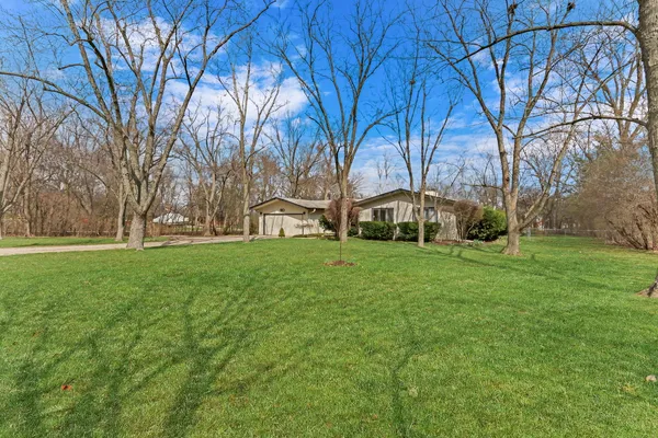 $750,000 | 180 Crescent Knoll, Green Oaks, IL 60048