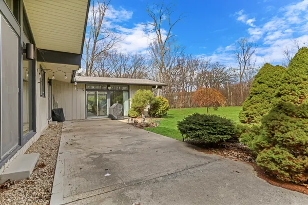 $750,000 | 180 Crescent Knoll, Green Oaks, IL 60048