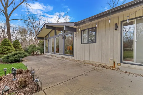 $750,000 | 180 Crescent Knoll, Green Oaks, IL 60048