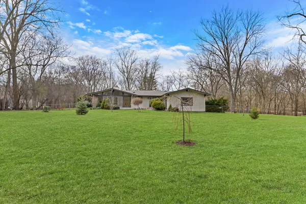 $750,000 | 180 Crescent Knoll, Green Oaks, IL 60048