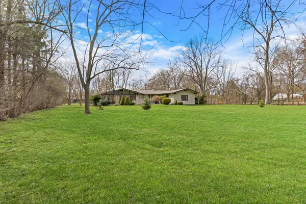 $750,000 | 180 Crescent Knoll, Green Oaks, IL 60048